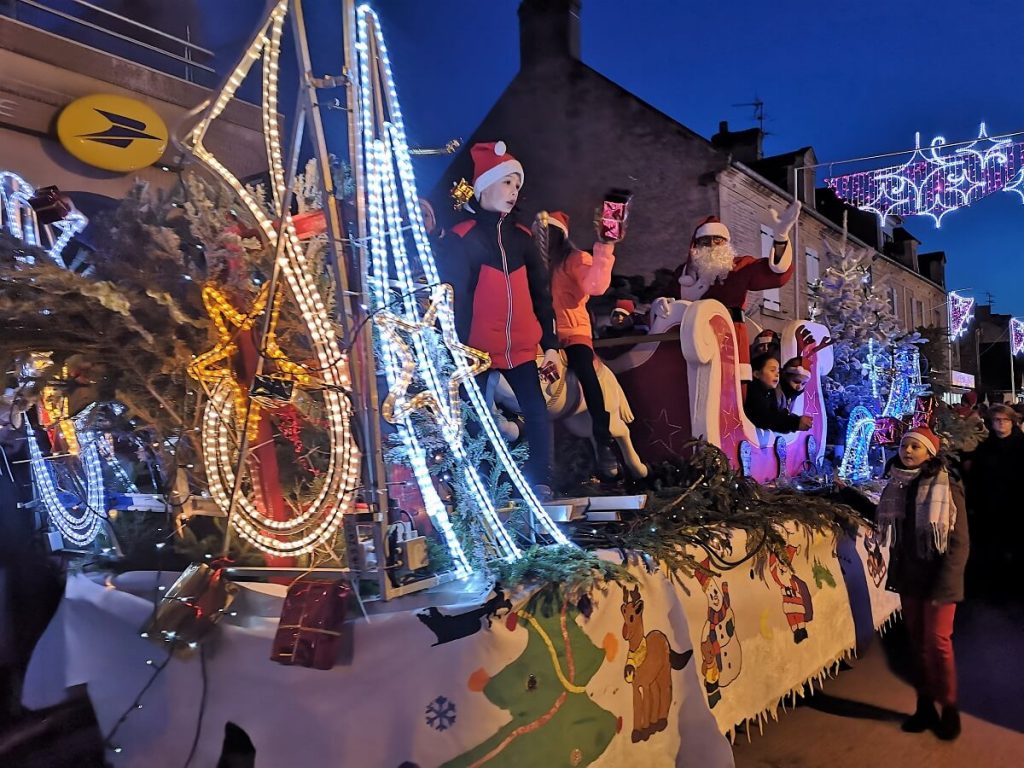 Parade de noel, courseulles sur mer, fête de noel, père noel, déambulation, activité famille