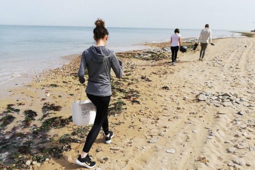 Le plogging, l’écojogging, activité de nettoyage citoyen, combinaison de jogging et de ramassage de déchets sur la plage ou dans la nature, course à pied, développement durable, plage propre, calvados, normandie