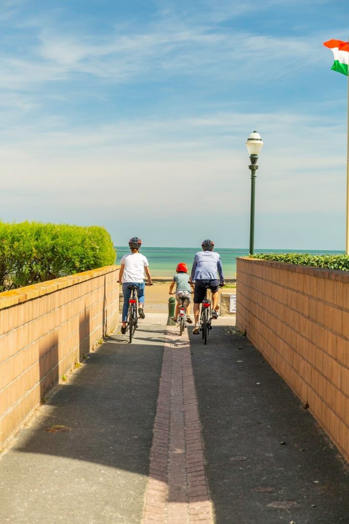 velo sur la digue saint aubin sur mer