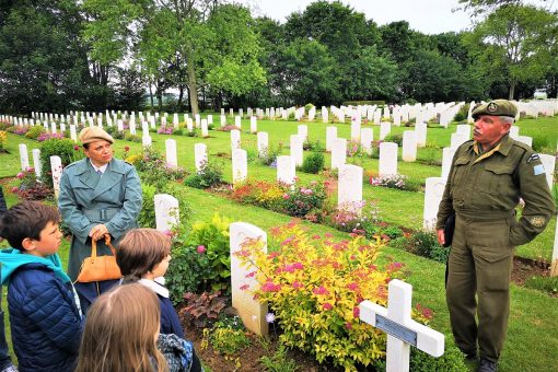 visite guidee le debarquement raconte aux enfants corine vervaeke cimetiere canadien reviers beny juin 2019 credit nathalie papouin