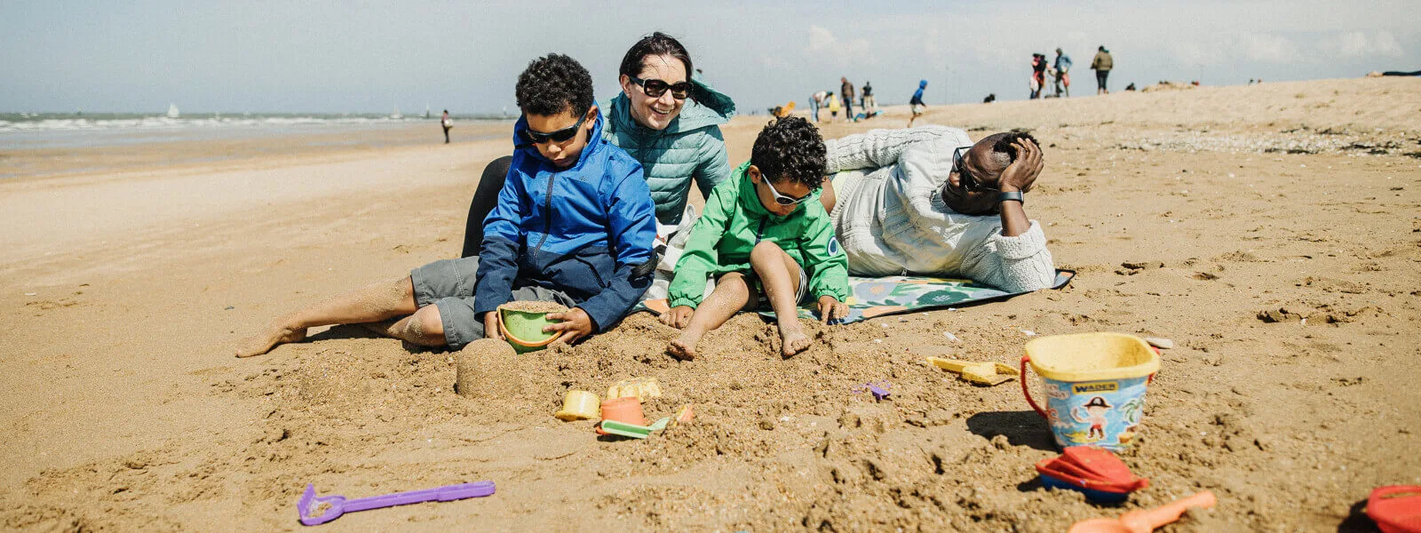 jeux dans le sable en famille sur la plage coraline et leo coraline et leo 25665 1600px