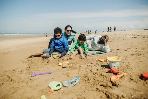 jeux dans le sable en famille sur la plage coraline et leo coraline et leo 25665 1600px