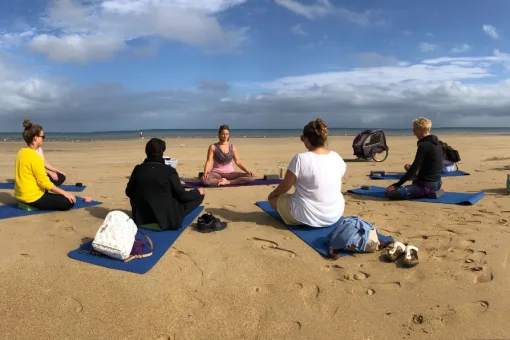 yoga vinyasa bien etre detente sur la plage alexandra volpe credit pierre lequesne 8