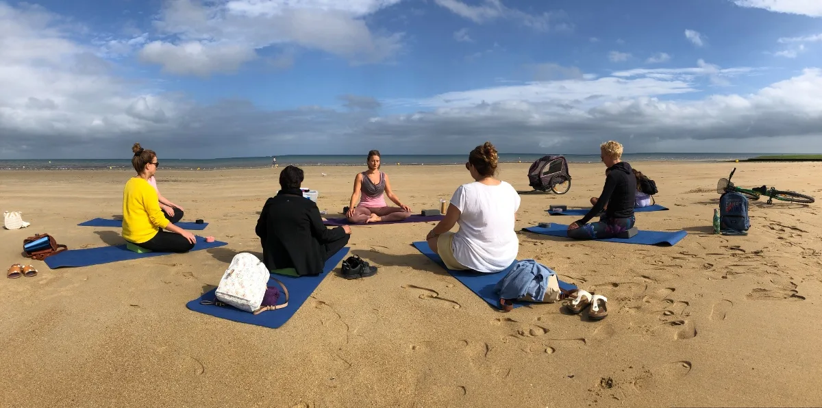 yoga vinyasa bien etre detente sur la plage alexandra volpe credit pierre lequesne 8