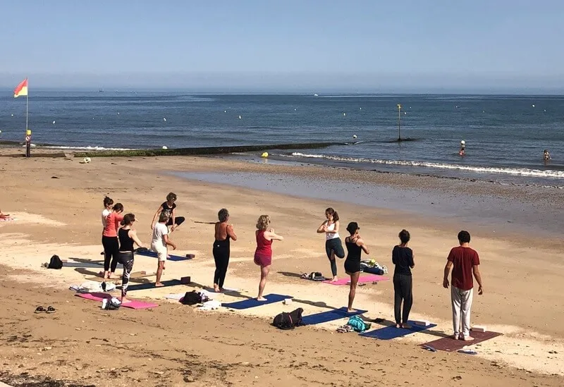 yoga sur la plage langrune sur mer credit mathilde lelandais 1